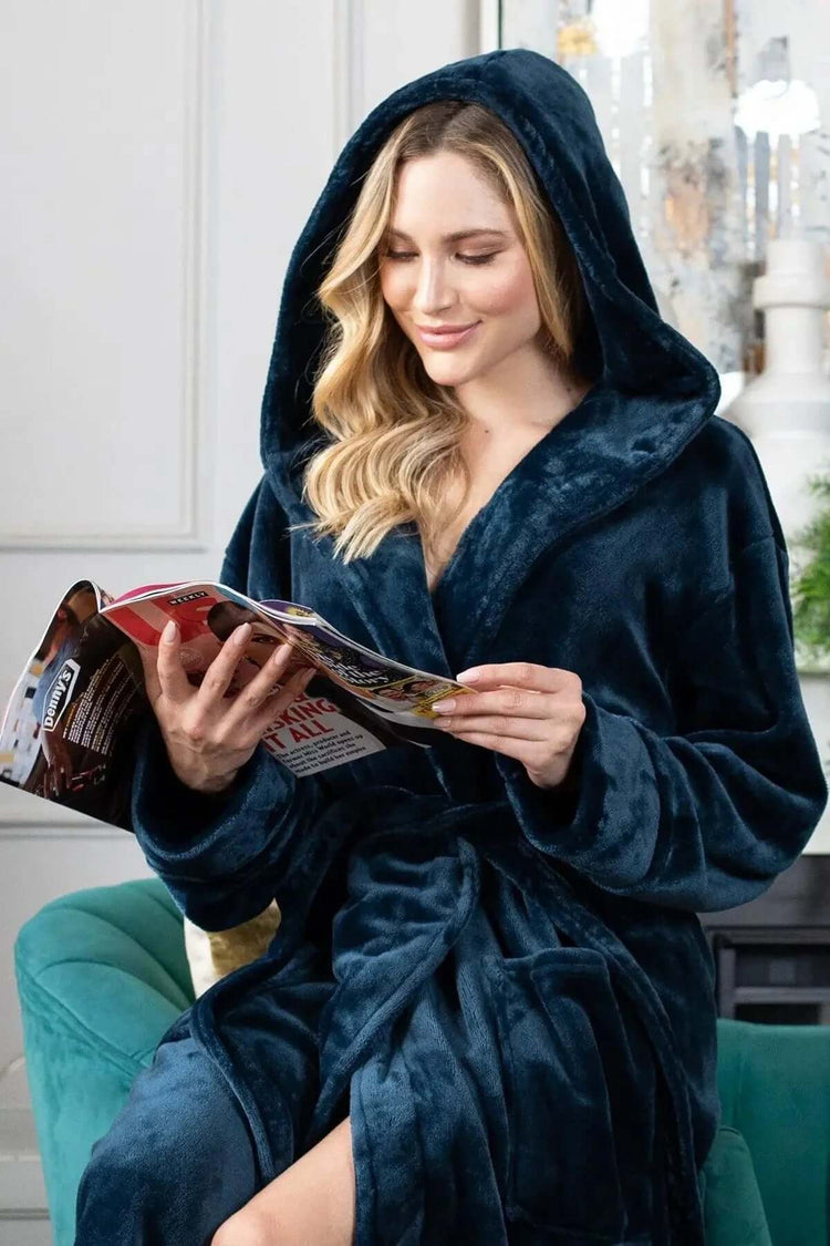 Women Plush Hooded Robe – Spa Comfort